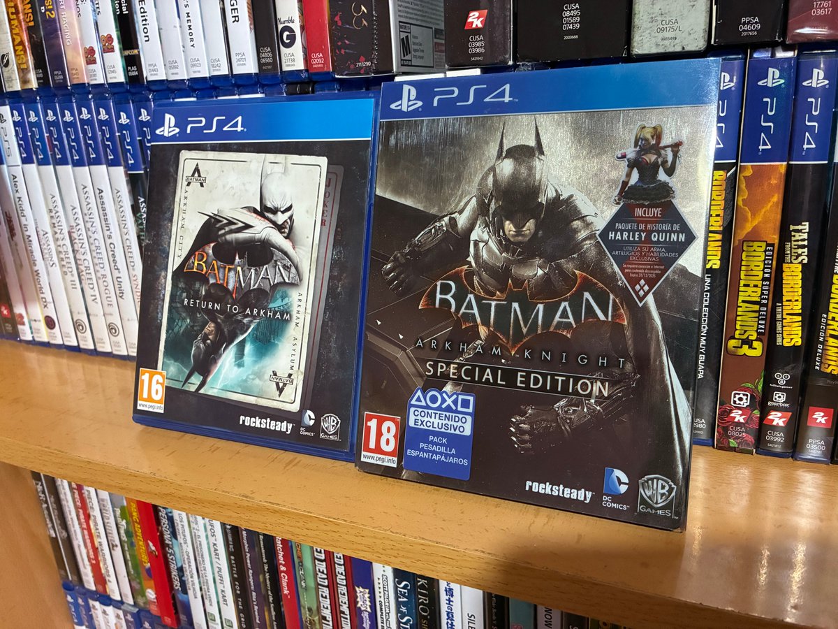 TribustixGames's tweet photo. Hoy le toca a una de las mejores etapas de Batman en los videojuegos: Batman: Return to Arkham y Batman: Arkham Knight para PS4.

Return to Arkham reúne Arkham Asylum y Arkham City, dos juegos que para mí siguen siendo fundamentales para entender por qué esta saga dejó tanta huella.

Asylum tiene una ambientación increíble y un mapa más cerrado que le sienta de maravilla, mientras que City amplió prácticamente todo y convirtió Gotham en un terreno de juego mucho más grande.

Y después está Arkham Knight.

Jugablemente sigue siendo una auténtica barbaridad, el combate está más pulido que nunca y moverse por Gotham con Batman es una pasada.

Eso sí, cuando salió era un desastre técnico sobre todo en PC que tuvieron hasta que retirarlo de Steam. 

Aun así, juntar estos tres juegos en PS4 es tener una parte enorme de una de las mejores sagas de superhéroes que se han hecho. Solo me falta el Origins, que lo tengo para PS3, pero da pena que no se reuniera con sus amigos.

Batman ha tenido muchos videojuegos. Pero superar la calidad de la saga Arkham sigue siendo muy complicado.