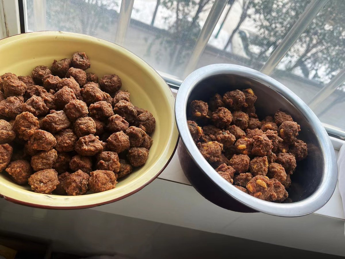 www21999's tweet photo. ���炸好的茄盒配冰西瓜，今晚的家庭局香到邻居敲门讨菜 https://t.co/7hxwweCrqv