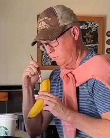 CharmerCamelon's tweet photo. @GuntherEagleman Best I can do is give you a banana, you fruity bitch. https://t.co/wfUVBQIern