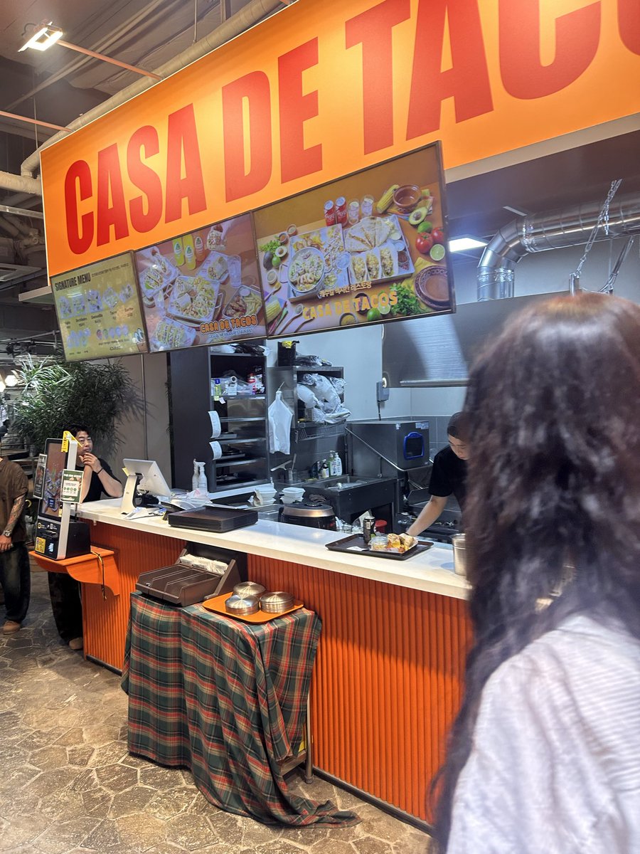 yoestudiohangul's tweet photo. ¡El sabor de México conquistando Corea! 🇲🇽✈️🇰🇷 Los tacos causan furor por acá y tocó consentir el antojo en la zona de comidas subterránea. ¡El taco no conoce fronteras! 🌮🔥
📍 Lakmon Mall (라크몽), Dongtan
#TacosEnCorea #Dongtan #ComidaMexicana #Lakmon #MexicoEnCorea https://t.co/L06alSnNZI