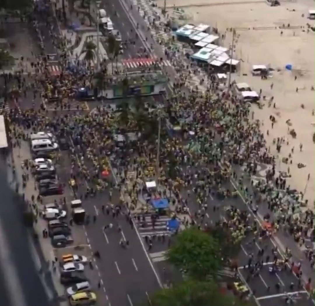 _juliakopf's tweet photo. A direita FLOPOU! Copacabana vazia pra ver o Flávio Rachadinha. Enquanto isso, estádio lotado pra ver Lula.
A diferença fala por si.
O povo brasileiro tem um lado! https://t.co/M8j55YBKmJ