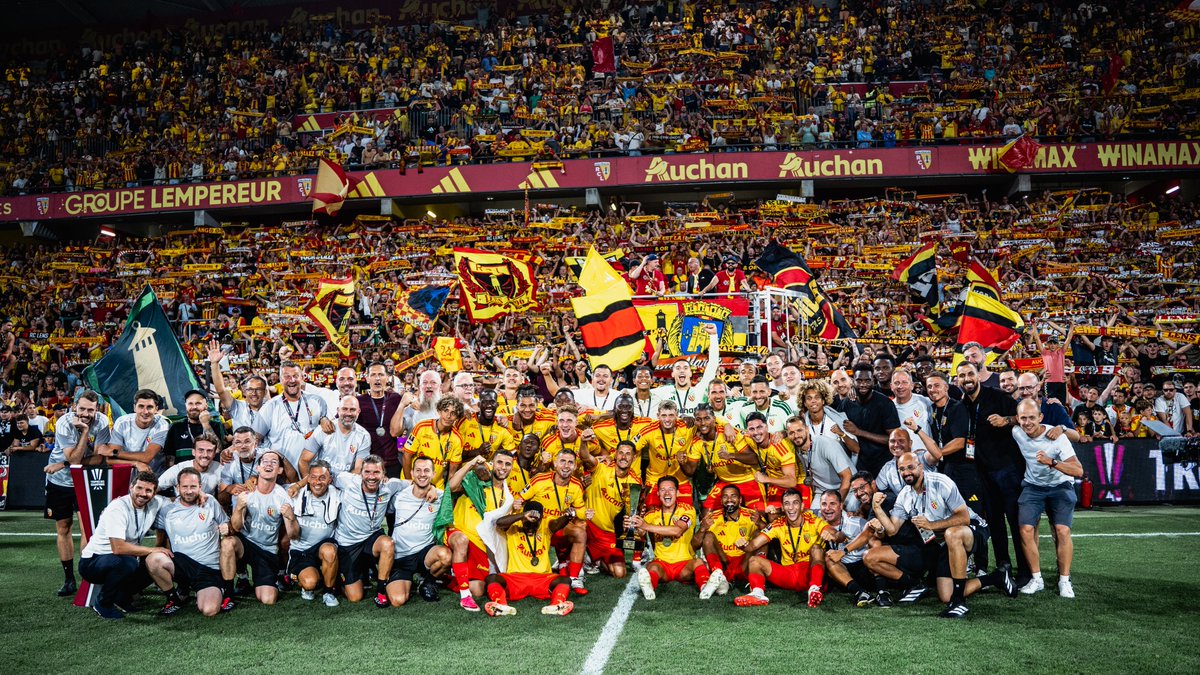 RCLens's tweet photo. Photo de ̶c̶l̶a̶s̶s̶e̶ champions ❤️💛

#FiersDEtreLensois #RCLPSG https://t.co/jx2KdJZfSh