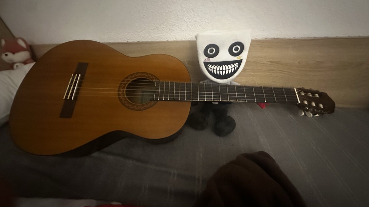 Vikssqd's tweet photo. hey gangle,are you playing guit- oh… https://t.co/EzTAZyybO0