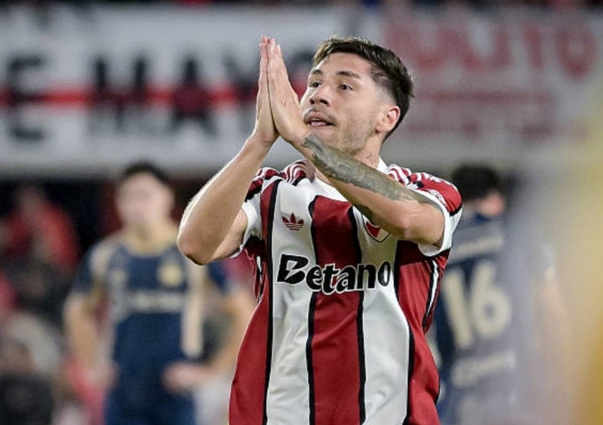 frabigol's tweet photo. Gonzalo Montiel le pidió perdón a la gente de River después del gol. El más grande de todos, un hincha adentro de la cancha. https://t.co/yOVJaZjqdP