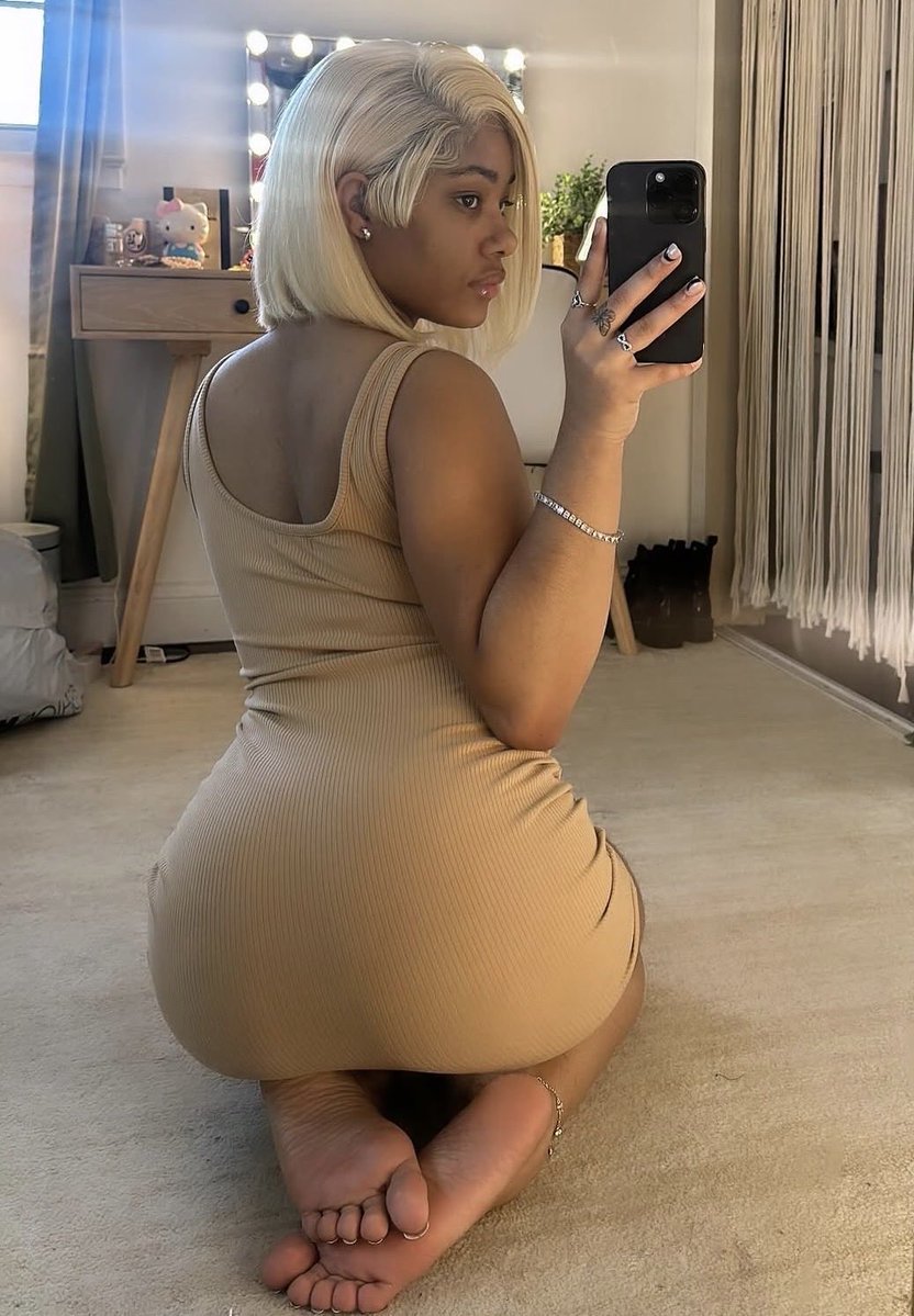 JanaeeSoless's tweet photo. Blessing your feed this sunday🥰
#pyt #menu #lightskin #prettyfeet #toes #dmformenu #sunday https://t.co/k5aq1U85W5