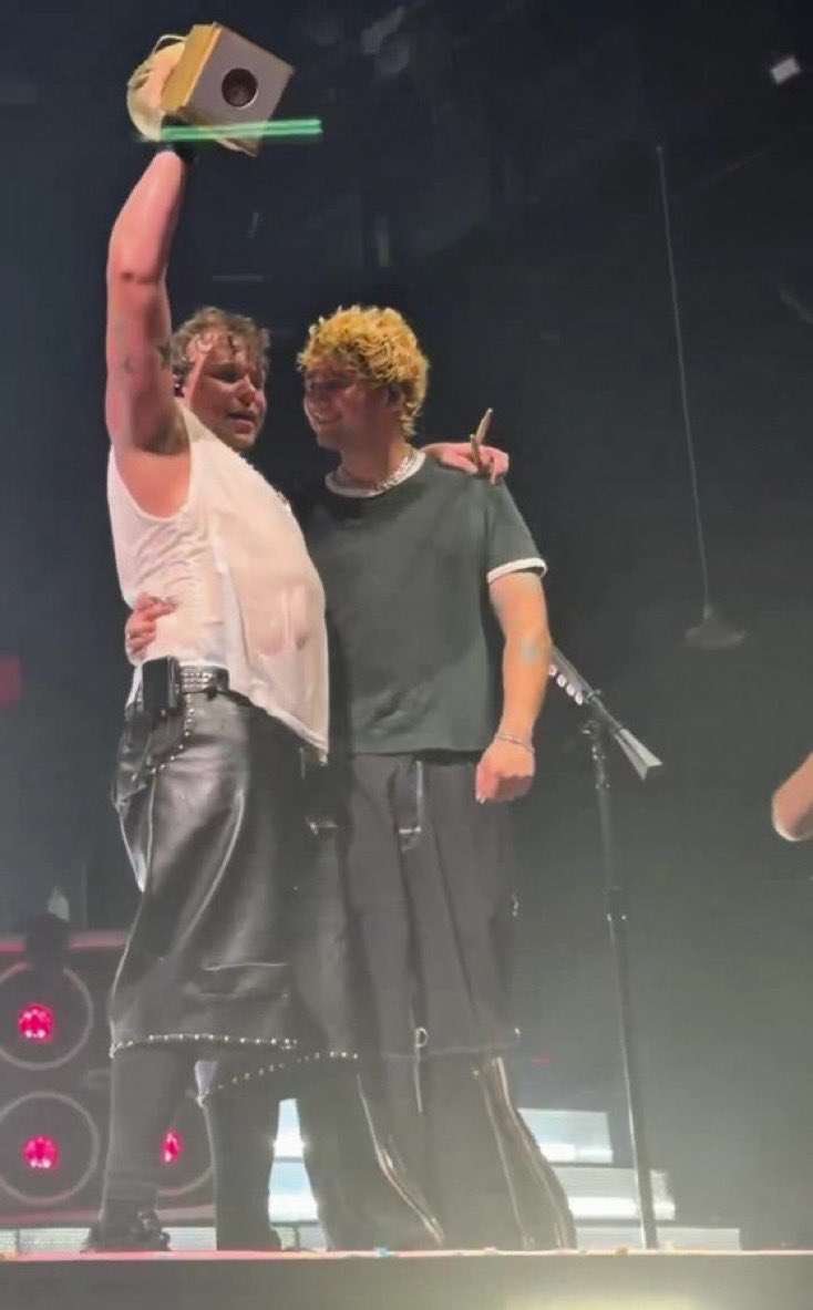 YDGTPMP3's tweet photo. actually i think this whole band is greedy as fuck https://t.co/5qKwZ27cub