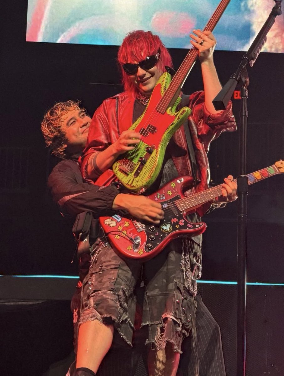 YDGTPMP3's tweet photo. actually i think this whole band is greedy as fuck https://t.co/5qKwZ27cub