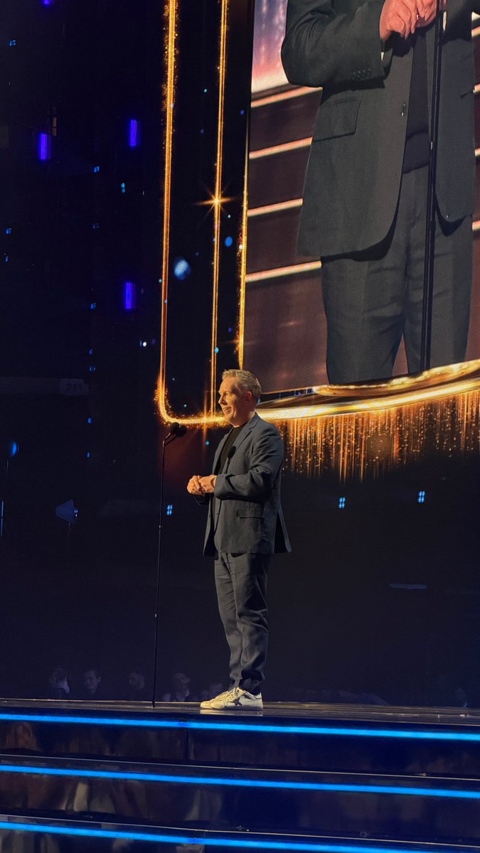 DisneyD23's tweet photo. Chief Creative Officer of Walt Disney Animation Studios Jared Bush honors Eric Goldberg for his contributions in Animation on classics like Aladdin, Moana, Hercules, and more 🖌️

Stream the Disney Legends Award Ceremony tonight at 6 p.m. PT on Disney+ https://t.co/Y1bsL0dZsO