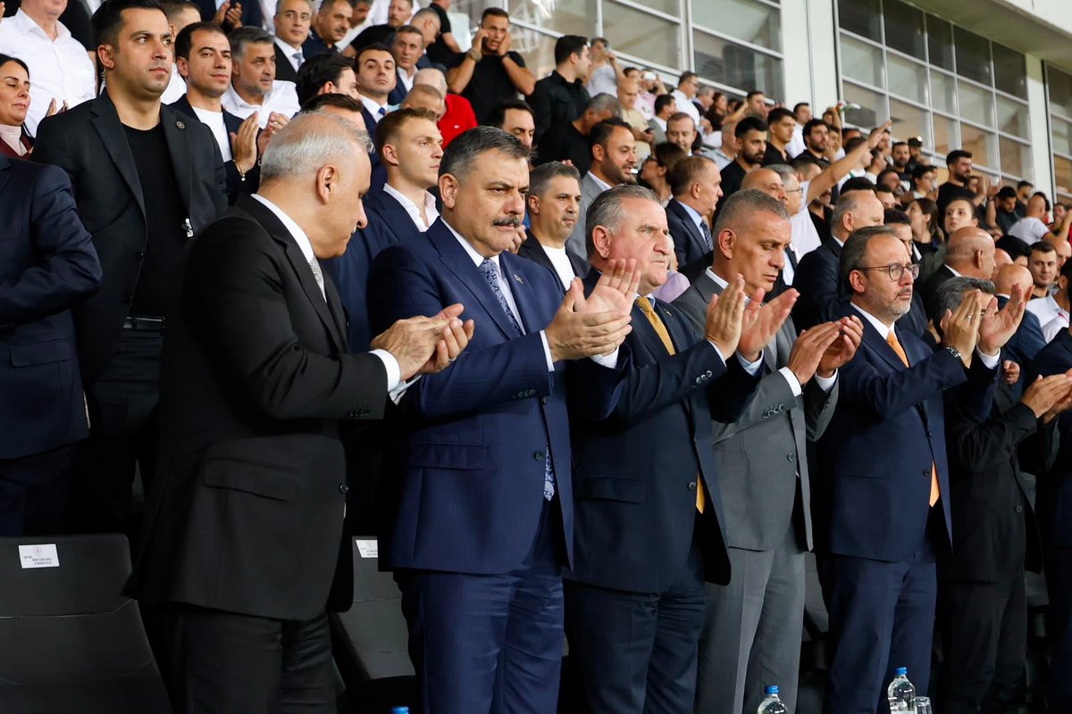 mustafaciftcitr's tweet photo. Diyarbakır Stadyumu'nda, sporun barış ve kardeşlik ruhuna yakışır bir futbol şölenine şahitlik ettik. 🇹🇷⚽️

Gençlik ve Spor Bakanımız Sayın @OA_BAK ve @TFF_Org Başkanımız Sayın İbrahim Hacıosmanoğlu ile birlikte, Amedspor ile Erzurumspor FK arasındaki Trendyol Süper Lig açılış mücadelesini vatandaşlarımızla büyük bir coşkuyla izledik.

Devletimizin kararlılığıyla inşa ettiğimiz "Terörsüz Türkiye" vizyonunun en güzel meyvelerinden biri; kadim şehirlerimizin artık terörle değil, sporla, kardeşlikle ve huzurla anılmasıdır. Bugün yeşil sahada ve tribünlerde gördüğümüz dostluk iklimi, milletimizin sarsılmaz birlik ve beraberliğinin en net yansımasıdır.

Sahada centilmence ter döken her iki takımımızı da tebrik ediyor, yeni sezonun tüm kulüplerimize hayırlı olmasını diliyorum.

Birliğimiz, beraberliğimiz ve kardeşliğimiz daim olsun!