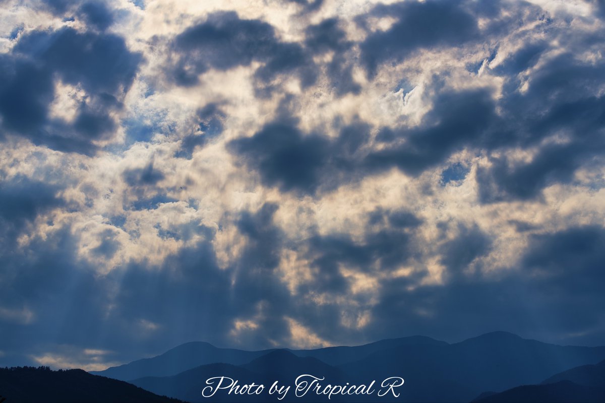 butterfly48R's tweet photo. 光の道

For a fleeting moment, the light broke through the clouds and illuminated the mountains below.

α7RV ＋  FE 70-200mm F2.8 GM OSS II 

#SonyAlpha
#DramaticSky
#NaturePhotography https://t.co/WF1wuU2J9o