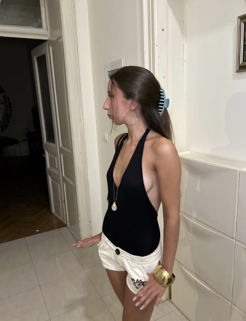 AvaneyCyon's tweet photo. first post���🤗 new friends? #outfit https://t.co/NftlHs2PZl