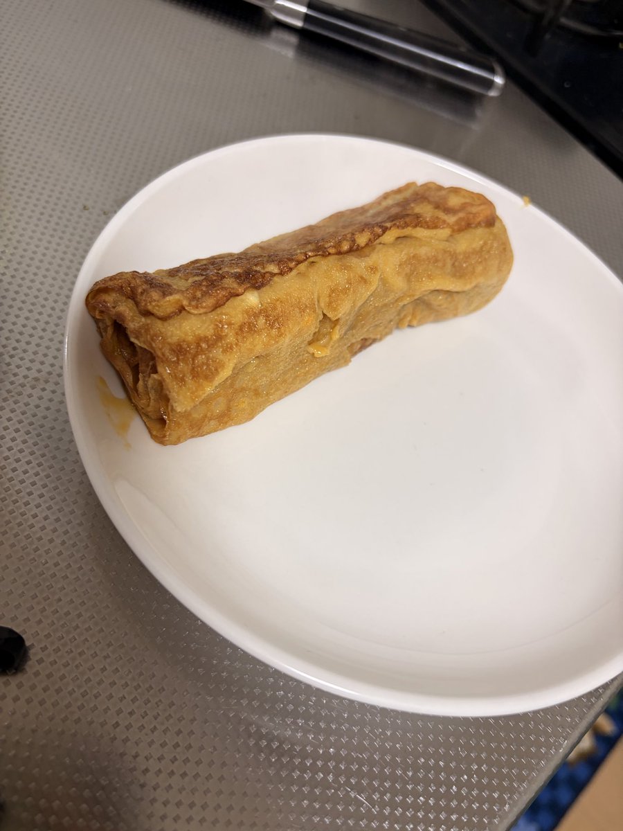 zunda_al's tweet photo. 生まれて初めて三角形の卵焼き作った
ほんとにどーやって作ったこれ https://t.co/KqJKfYtNhr