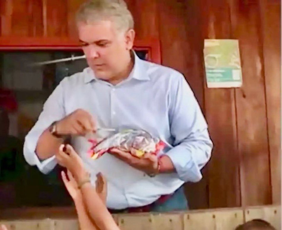 derlilopeza's tweet photo. “¿Y balón es que trajo?”, se pregunta una mujer del Pacífico al ver con lo que llega el señor que, aparentemente, sigue en campaña entregando balones con su marca.

No los compares… https://t.co/W4vNcMbmjZ