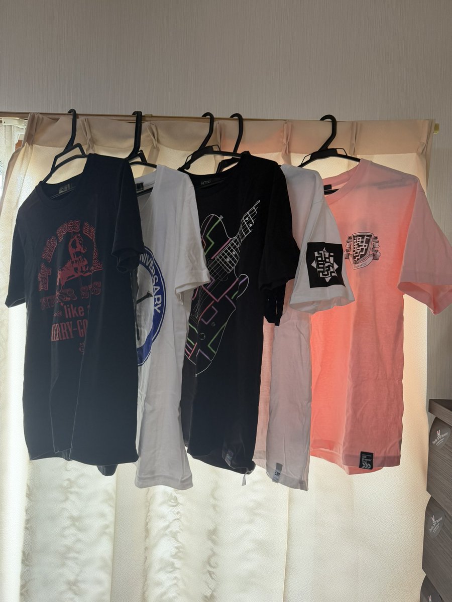 womplex's tweet photo. おはようございます。
今週も頑張りましょう。
今週の仕事着。
#布袋寅泰
#HOTEI https://t.co/HqwrhFJuBW
