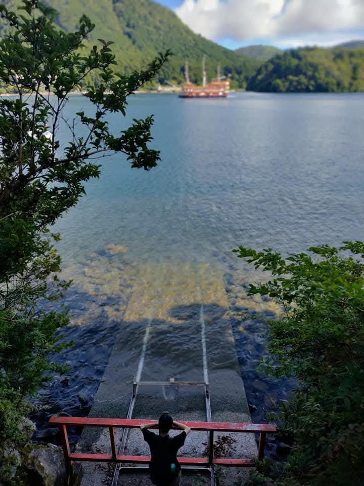 ALISrawhide's tweet photo. ⛩️箱根神社
源頼朝や曽我兄弟の由縁を訪ねる。芦ノ湖・元箱根湾の景勝地になってる、平和の鳥居。昭和27年サンフランシスコ平和条約締結を記念したもの。鳥居の下で「はい！ポーズ」するための行列がすごい。社とご神木の荘厳さはもちろん、森に在るゆえの「人ならぬ何か」を醸す場。 https://t.co/4dfIGPdPlR