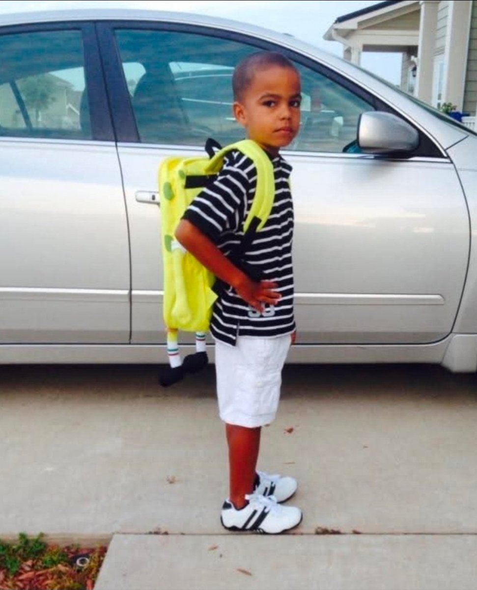 demonte_lavon's tweet photo. my senior backpack and my kindergarten backpack 🥲 https://t.co/JLA6kKThz1