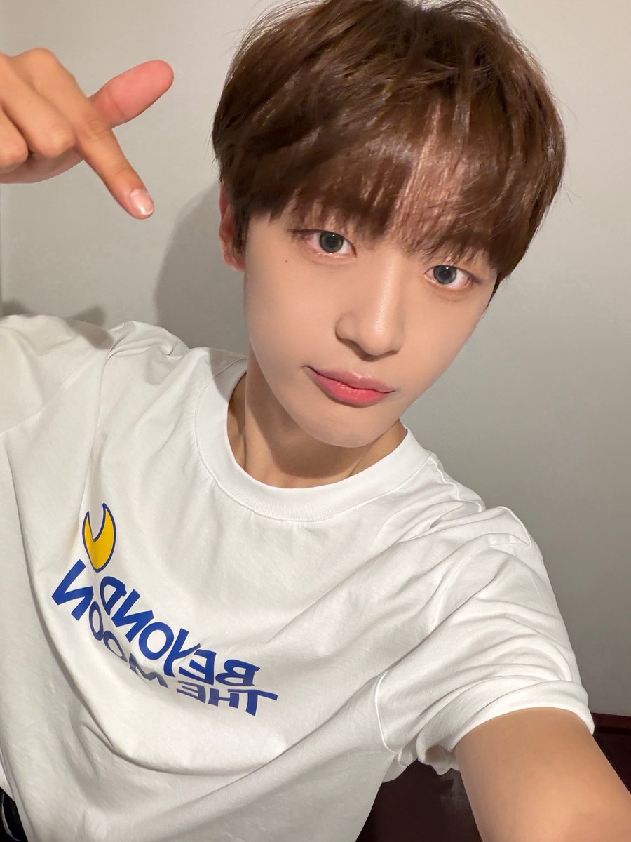 LUN8_members's tweet photo. [#진수]
4번째 독일이자 2번째 쾰른! 너무너무 신나서 저도 모르게 날뛴 하루였습니다 독일에서 또 공연을 할 수 있다니 정말 기대 잔뜩입니다 또 봐요!
Bis ganz bald, Deutschland LUV8🩶

#루네이트 #LUN8 #JinSu #Köln https://t.co/WaitFG1lof