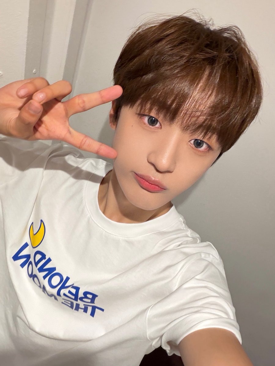 LUN8_members's tweet photo. [#진수]
4번째 독일이자 2번째 쾰른! 너무너무 신나서 저도 모르게 날뛴 하루였습니다 독일에서 또 공연을 할 수 있다니 정말 기대 잔뜩입니다 또 봐요!
Bis ganz bald, Deutschland LUV8🩶

#루네이트 #LUN8 #JinSu #Köln https://t.co/WaitFG1lof