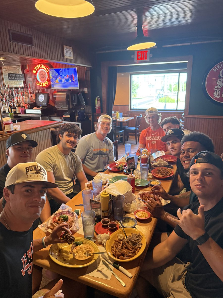 hubroberts43's tweet photo. Bad night to be a plate of cheese fries.

Thanks to @tholland76 and @eskimojoes for hosting @OSUBaseball for dinner tonight! https://t.co/Es7TFocts2
