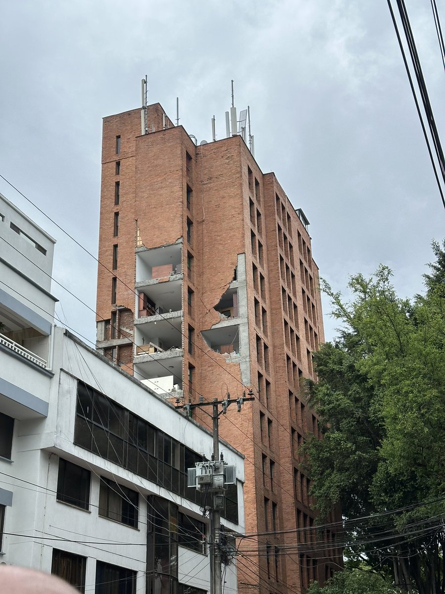 vclavijo16's tweet photo. Caminar las calles de Cuarto de Legua me terminó de partir el corazón 💔

Por favor, no dejen de ayudar, ni ahora ni en las próximas semanas. Todos necesitamos de todos para salir de esto 🙏🏻 https://t.co/vg6xPCM0qf