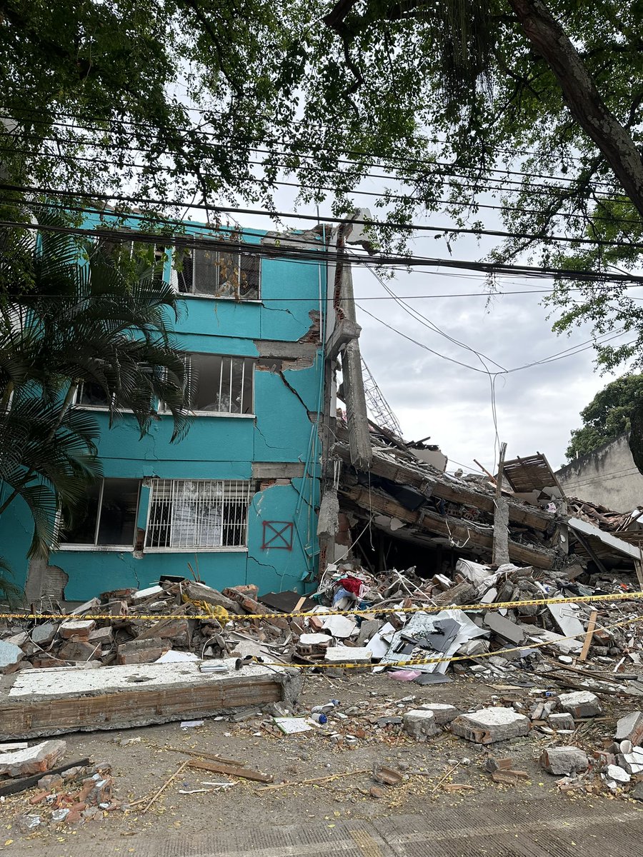 vclavijo16's tweet photo. Caminar las calles de Cuarto de Legua me terminó de partir el corazón 💔

Por favor, no dejen de ayudar, ni ahora ni en las próximas semanas. Todos necesitamos de todos para salir de esto 🙏🏻 https://t.co/vg6xPCM0qf