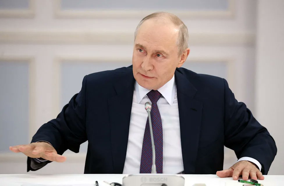 CerfiaFR's tweet photo. 🇷🇺 FLASH | La Russie intensifie sa répression contre les créatrices de contenus sur OnlyFans, dans le cadre de la politique de Vladimir Poutine visant à promouvoir les « valeurs traditionnelles ».

Des perquisitions et arrestations visant des modèles, mais aussi des producteurs et cameramen, ont été menées à travers le pays. En Russie, consulter ou posséder de la pornographie est légal, mais sa production et sa diffusion sont interdites.

Plusieurs créatrices risquent désormais de lourdes peines : Diana Shurygina, 27 ans, encourt notamment jusqu’à 6 ans de prison, tandis que Sofya Vershinina, 21 ans, a été condamnée à trois ans de prison avec sursis et à une amende. (Daily Mail)