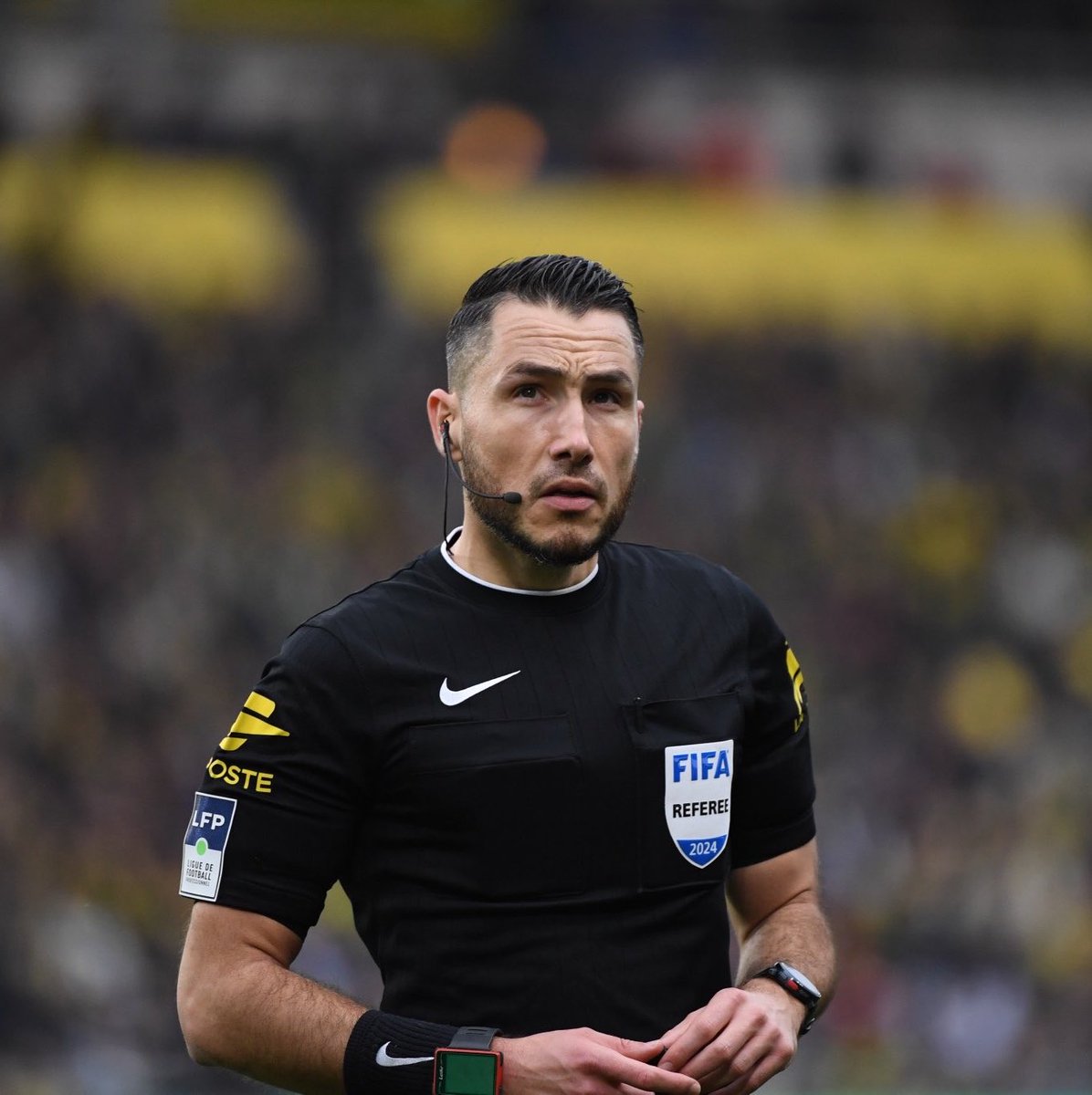 ActuFoot_'s tweet photo. « SI IL LUI DÉBOITE LA JAMBE, IL PREND ROUGE ET UNE SANCTION ÉQUIVALENTE À L’INDISPONIBILITÉ DU JOUEUR… SINON C’EST JAUNE SI LE GARS REPREND » 🟨🟥

« Monsieur Pignard il est coutumier lui C’EST QUOI ? UN FLIC DANS LA VIE ? » 👮‍♂️

La saison n’a pas encore commencé et Daniel RIOLO 🇫🇷 PROPOSE DÉJÀ DU CHANGEMENT DANS LA FAÇON D’ARBITRER EN FRANCE 🇫🇷 (et ça a le mérite d’être écouté 👇) :

🗣️ « Peu importe l’équipe, LES DEUX CARTONS ROUGES SONT STUPIDES CE SOIR ! J’EN DONNE AUCUN CE SOIR ! ❌🟥

On a eu globalement un arbitrage pendant la Coupe du monde PARFAIT : qui laissait beaucoup joueur, et qui donnait pas facilement des cartons rouges. 🙌

On ne peut pas tomber dans UN AUTOMATISME CRÉTIN qui consiste à chaque fois qu’on voit l’image du pied genre au-dessus de la cheville.. donner rouge…

Je propose : SI IL LUI DÉBOITE LA JAMBE, IL PREND ROUGE ET UNE SANCTION ÉQUIVALENTE À L’INDISPONIBILITÉ DU JOUEUR… mais si le mec repart et court normalement… C’EST JAUNE. 🟨

J’ai conscience que C’EST UNE FAUTE DANGEREUSE. Moi une faute comme ça, JE METS UN AVERTISSEMENT. Si il refait la faute, si il est assez bête pour en refaire une comme ça, là oui c’est ROUGE, je t’avais déjà averti.

Reconnaissez qu’en donnant systématiquement ROUGE, ON NE VOIT PLUS LES MÊMES MATCHES.. ÇA ENLÈVE UNE VRAIE DIMENSION AU MATCH… 😕 (…)

Tu as vu le but refusé aux Lensois ce soir ? IL EST TELLEMENT PRESSÉ DE CE SORTIR SON CARTON, il a les mains sur la poche.. Monsieur Pignard il est coutumier lui C’EST QUOI ? UN FLIC DANS LA VIE ? »

🎙️ @AfterRMC