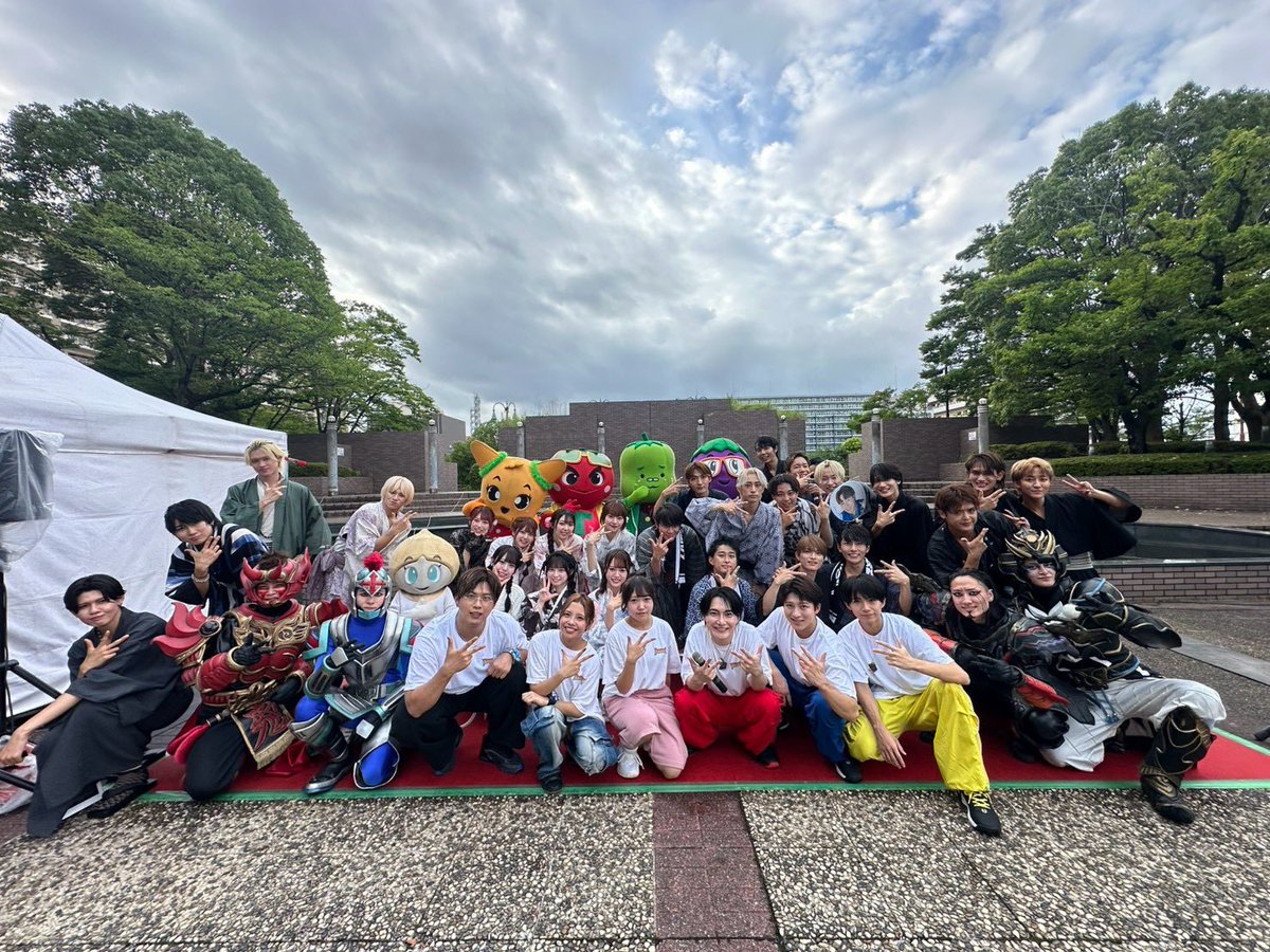 t_o_m_a_taro's tweet photo. みんなおはよう！
トマ太郎だよ🍅

昨日は「ヤツルギ魂夏祭り」でした🎐
遊びに来てくれたお友達、本当にありがとう！

久しぶりのダンスショーとっても楽しかったよ！
たくさんのお友達が一緒に踊ってくれていて、嬉しかったな💭

雨が降っていたから、風邪ひかないように気をつけてね☔️

 #もぐべじ https://t.co/vt4uqyIrWR