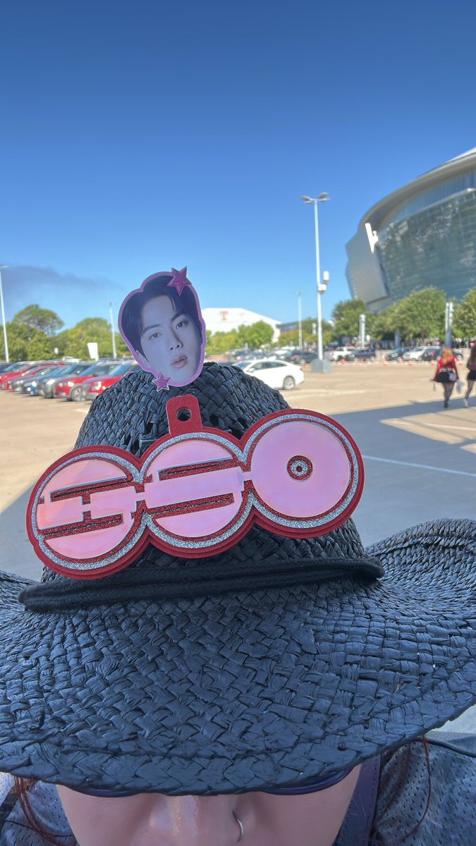 NatCakes's tweet photo. Find me at Gate F!

#BTS_WORLDTOUR_ARİRANG #bts_in_arlington
#freebies https://t.co/ojAITVJrPC