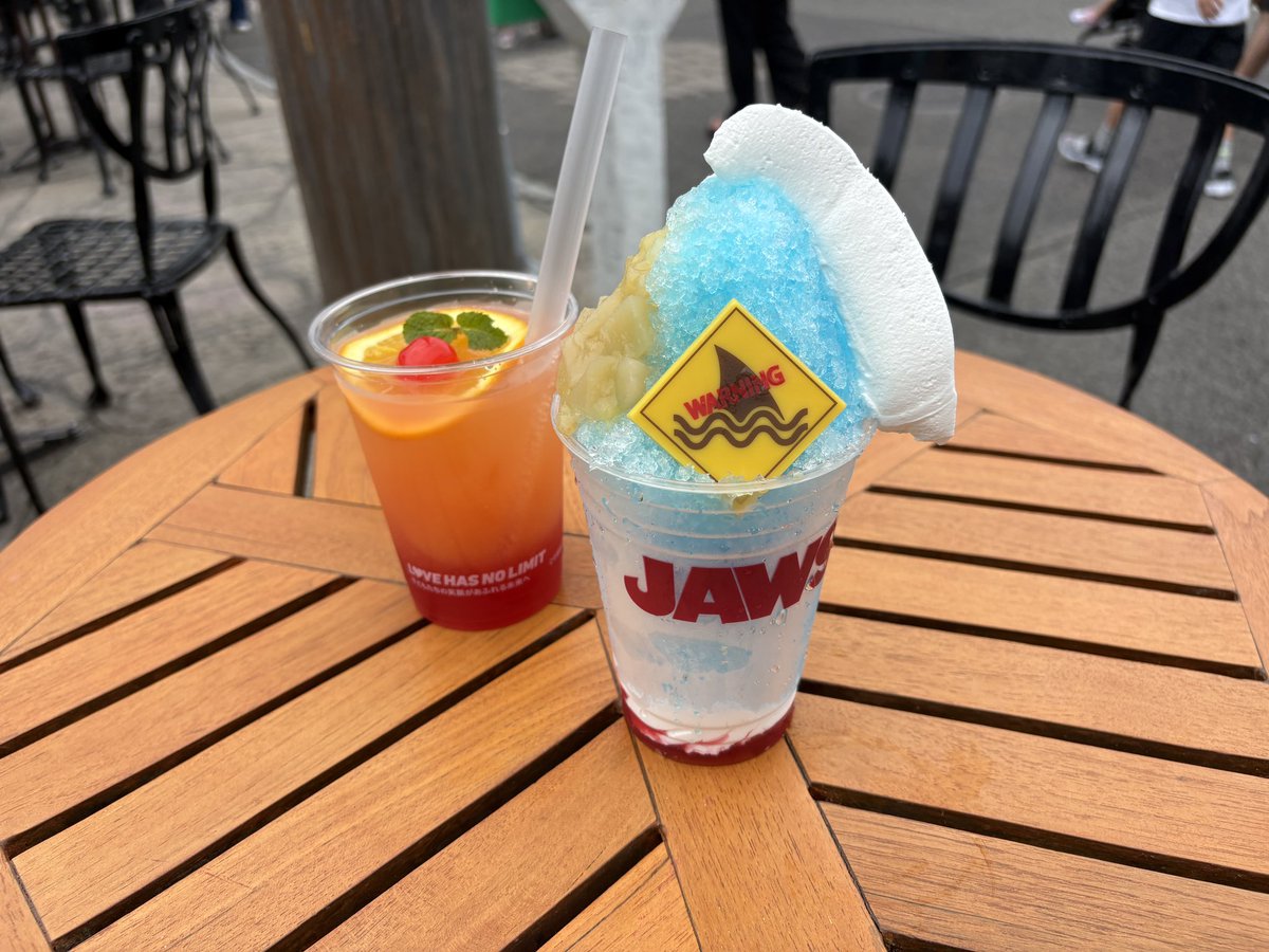 fin0615's tweet photo. ジョーズ🦈フラッペとノンアル🥤
このフラッペ、少しもこぼさずに食べれる人います？
店前のテーブルになんとか持って行ったものの、上のクリームに少し触れたら…クリームが丸ごと落ちそうに…手で救出したものの、氷がこぼれていった💦
お味は…途中で味変でき飽きずに食べれました😋
#USJファン https://t.co/hCutpmlvMe