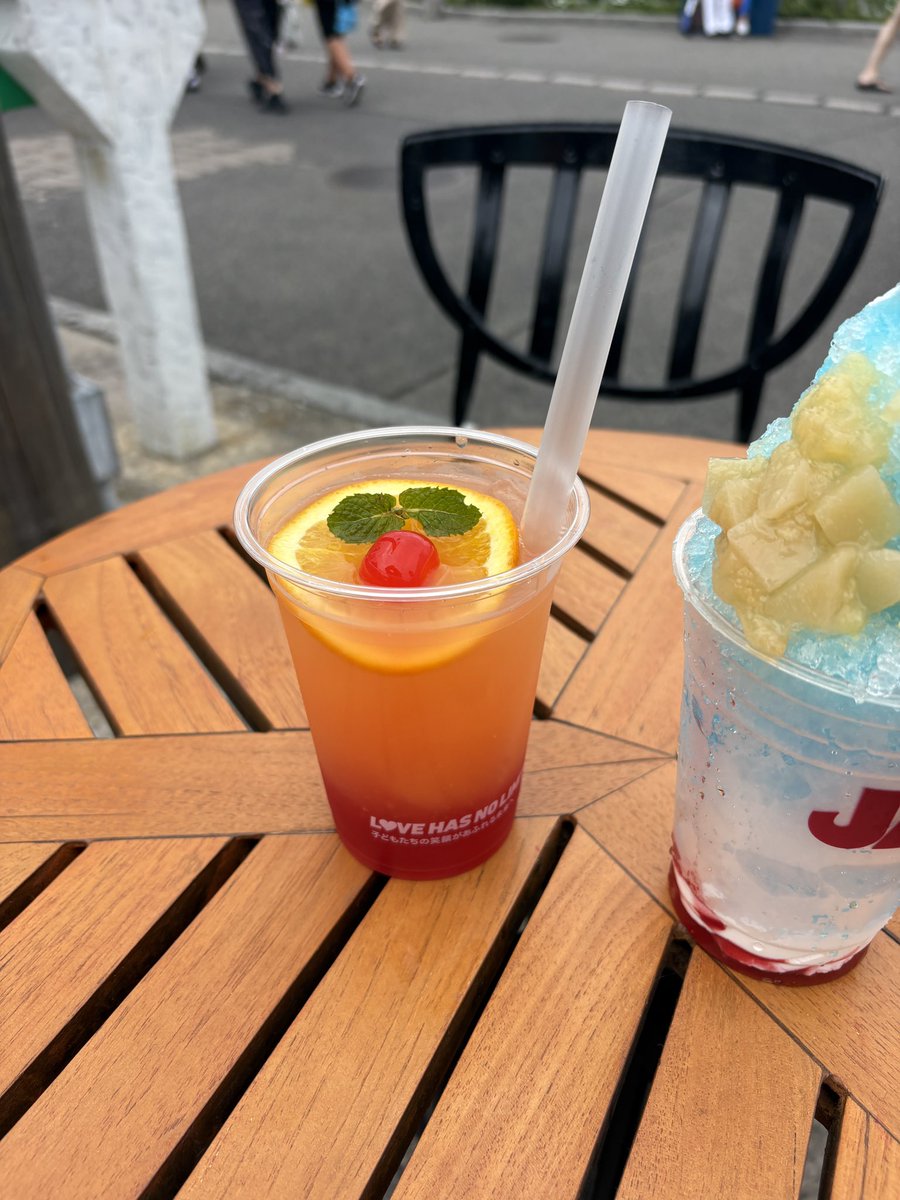 fin0615's tweet photo. ジョーズ🦈フラッペとノンアル🥤
このフラッペ、少しもこぼさずに食べれる人います？
店前のテーブルになんとか持って行ったものの、上のクリームに少し触れたら…クリームが丸ごと落ちそうに…手で救出したものの、氷がこぼれていった💦
お味は…途中で味変でき飽きずに食べれました😋
#USJファン https://t.co/hCutpmlvMe