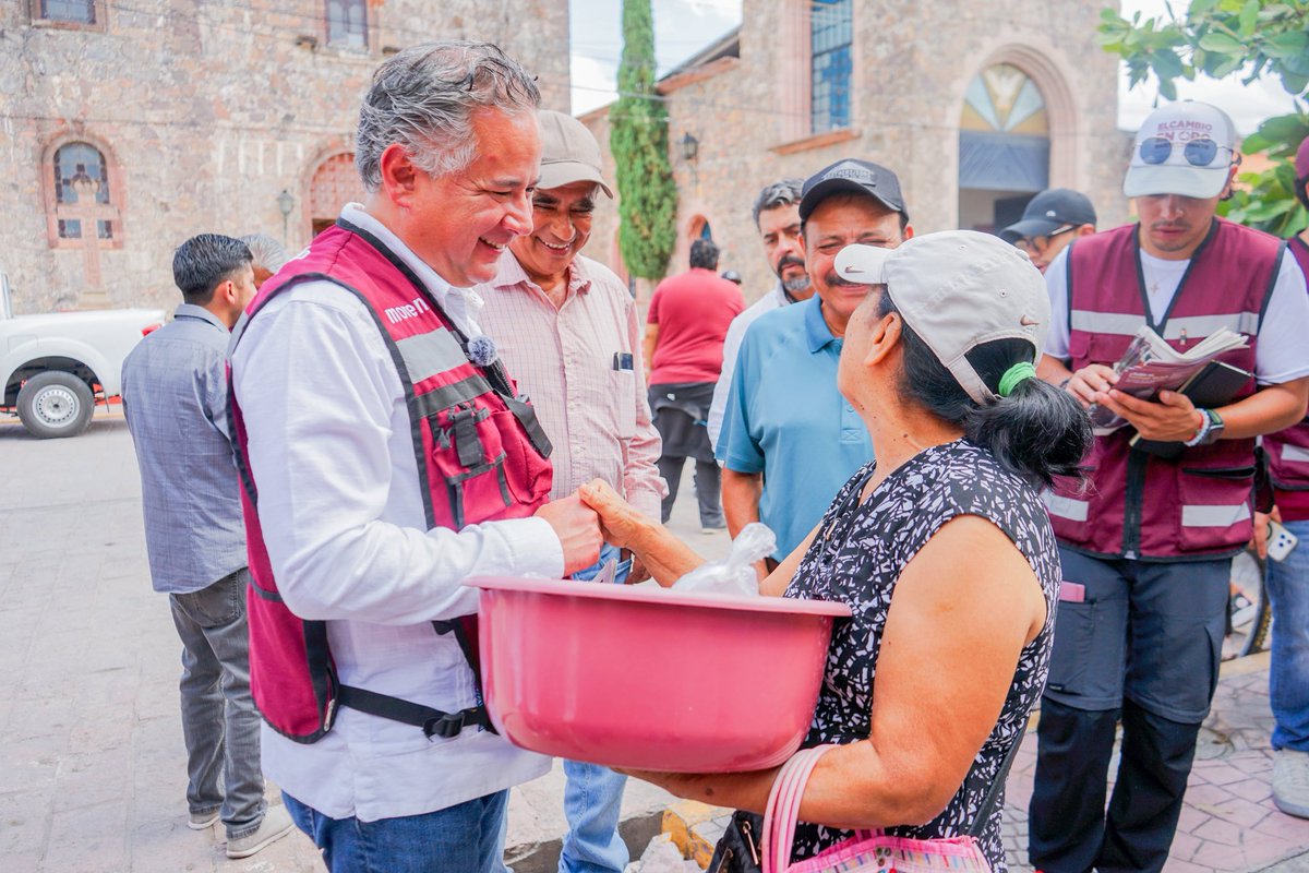 SNietoCastillo's tweet photo. Domingo de brigadeo repartiendo el periódico Regeneración en Arroyo Seco. Seguiremos tocando puerta por puerta para hablar de la transformación y de la responsabilidad que tenemos de defender un México libre, justo y soberano.
La 4T llega a cada rincón de Querétaro. 

Gracias Ofelia del Castillo y Norberto Jiménez por el acompañamiento en el recorrido.
#EsSantiagoDeQuerétaro #PorLaDefensaDeLaSoberanía