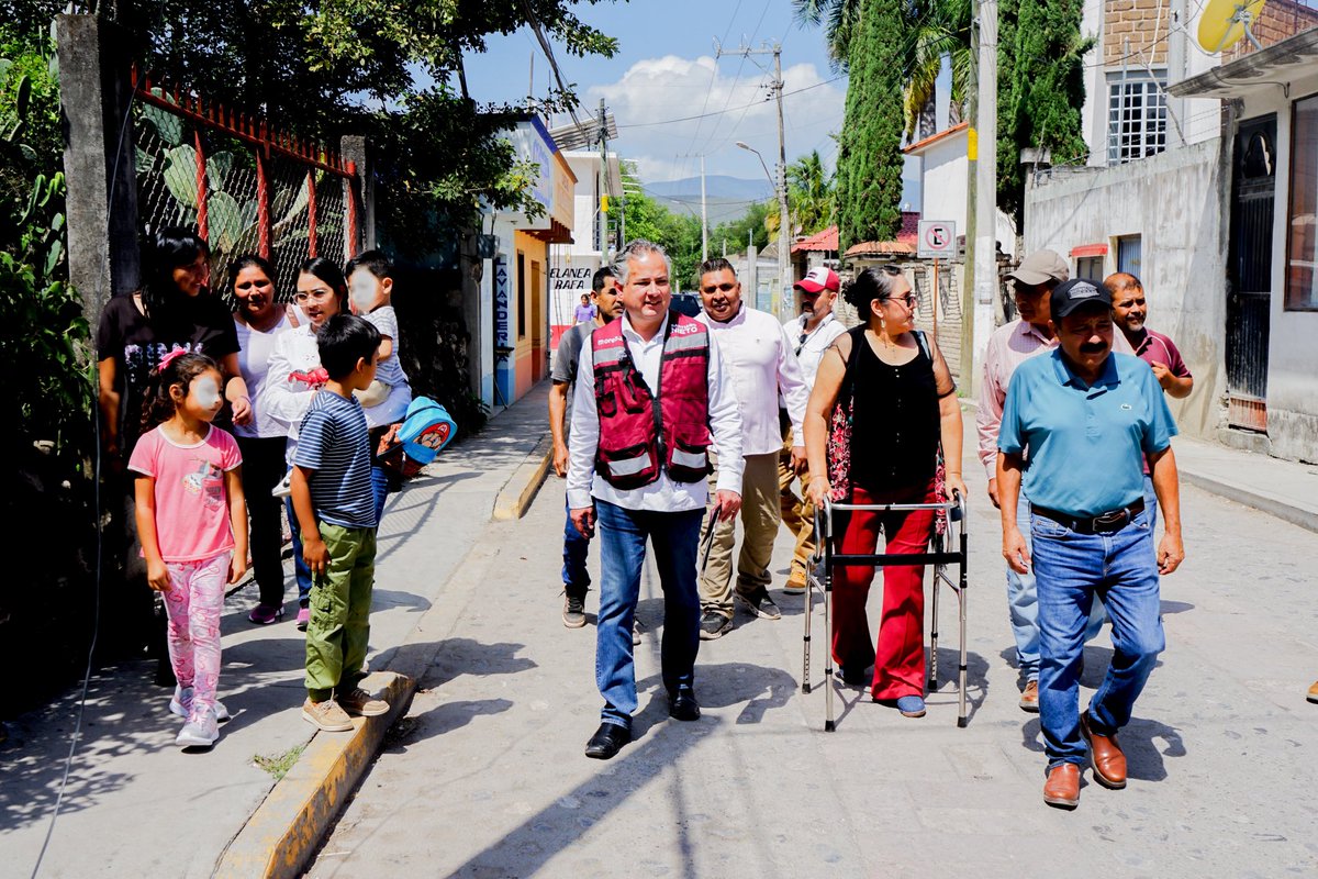 SNietoCastillo's tweet photo. Domingo de brigadeo repartiendo el periódico Regeneración en Arroyo Seco. Seguiremos tocando puerta por puerta para hablar de la transformación y de la responsabilidad que tenemos de defender un México libre, justo y soberano.
La 4T llega a cada rincón de Querétaro. 

Gracias Ofelia del Castillo y Norberto Jiménez por el acompañamiento en el recorrido.
#EsSantiagoDeQuerétaro #PorLaDefensaDeLaSoberanía
