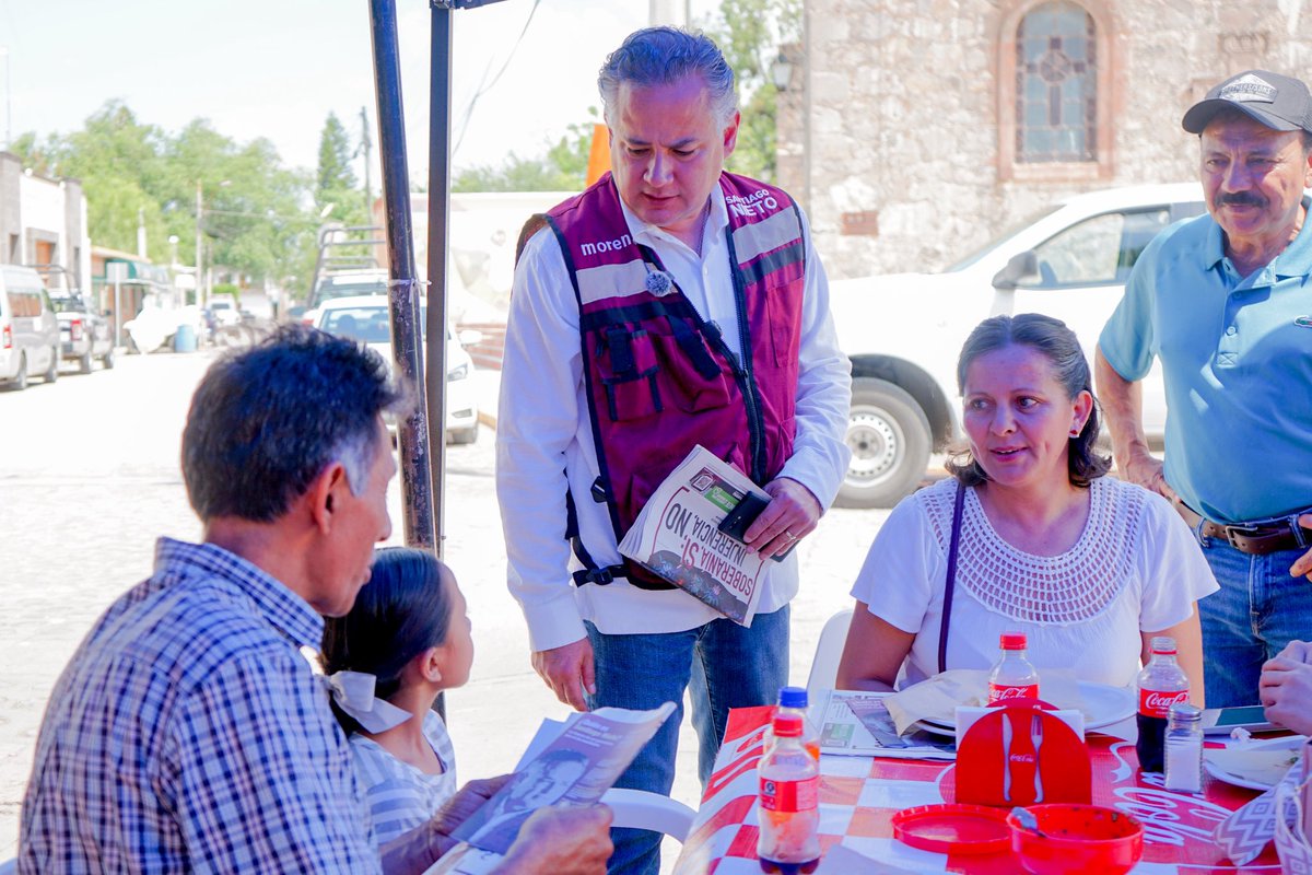 SNietoCastillo's tweet photo. Domingo de brigadeo repartiendo el periódico Regeneración en Arroyo Seco. Seguiremos tocando puerta por puerta para hablar de la transformación y de la responsabilidad que tenemos de defender un México libre, justo y soberano.
La 4T llega a cada rincón de Querétaro. 

Gracias Ofelia del Castillo y Norberto Jiménez por el acompañamiento en el recorrido.
#EsSantiagoDeQuerétaro #PorLaDefensaDeLaSoberanía
