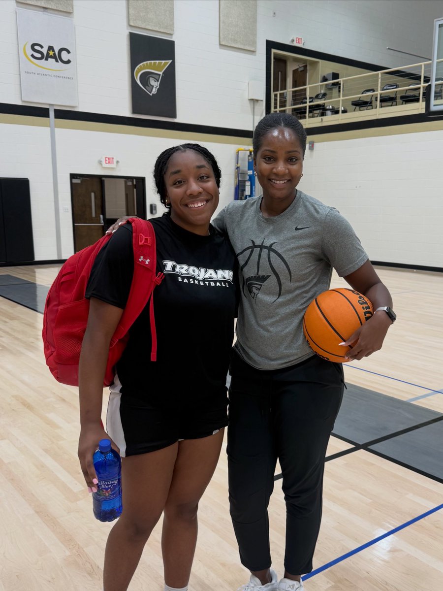 laiihoop1's tweet photo. Big shoutout to the coaches for an amazing Elite Camp! I truly enjoyed the experience, learned a lot, and got better throughout the camp. Thank you for the opportunity and for sharing your knowledge. I look forward to continuing to build this relationship! 🙏🏾🏀 @AUTrojansWBB https://t.co/UpvasFcAcx