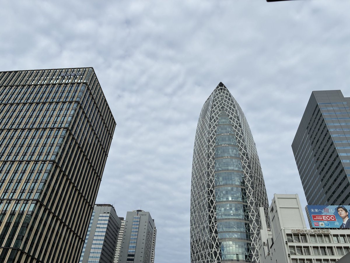 papi1972's tweet photo. おはよう新宿☁️
お盆休みが終わり、車内が混み合ってきましたね😫
快適通勤だった日々とはお別れです👋 https://t.co/dzjXyMrDQs