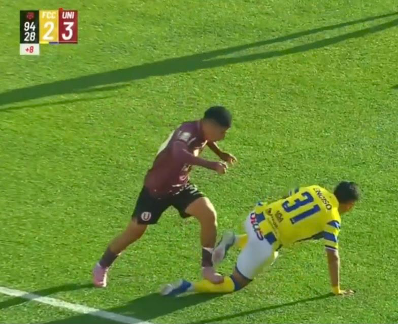 quintingrone's tweet photo. No me jodan csm, esta huevada es roja donde lo veas así escuálido ese pese 10 kg mojados, es agresión por donde se vea. Arbitraje basura a favor de un equipo que juega sin antidoping https://t.co/YWXlytpNij