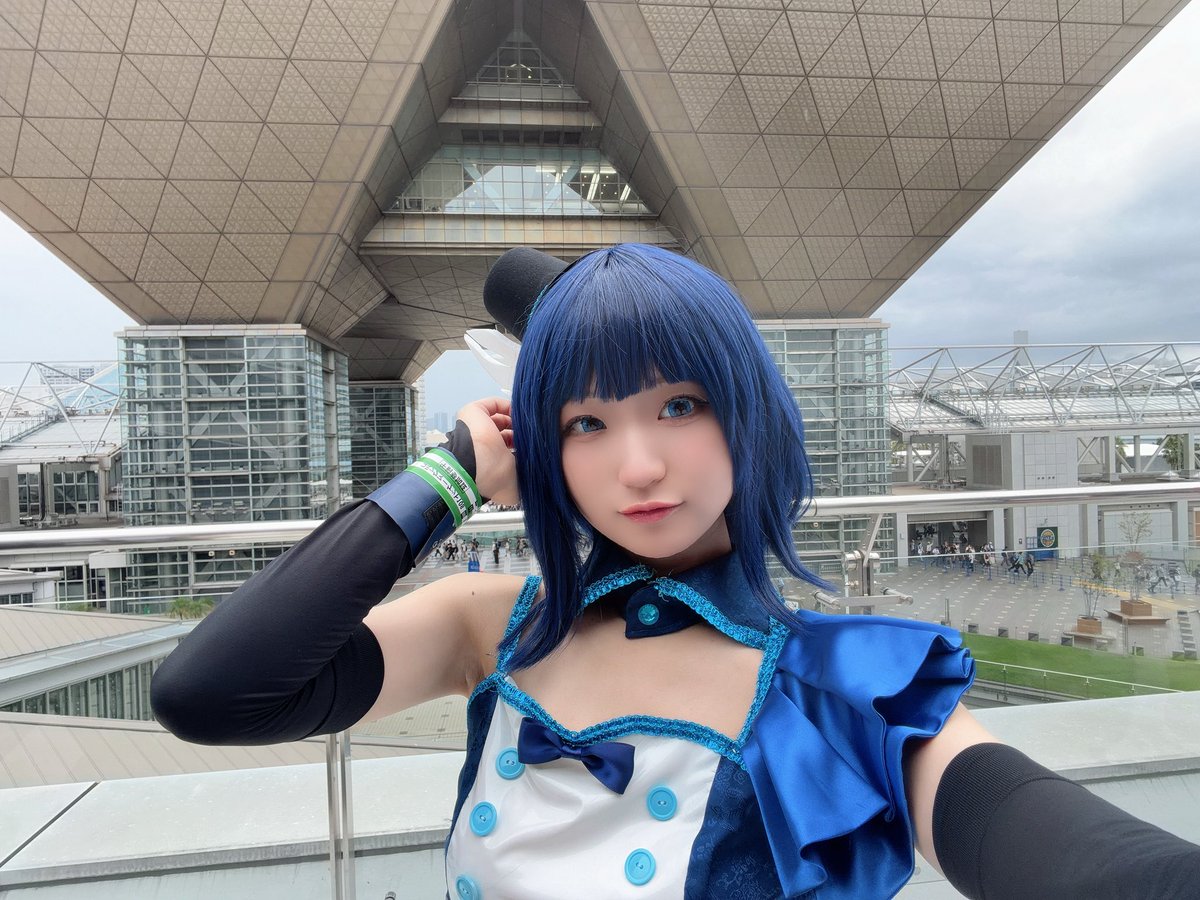 Noco_ki's tweet photo. コミケ2日間お疲れ様でした！
両日果林さんで、1日目VIVID WORLD、2日目は制服で登校してました！
この衣装でここで撮影できたこと、とっても幸せ……🥰
 #C108  #C108_cos https://t.co/fUFqJuiSsn