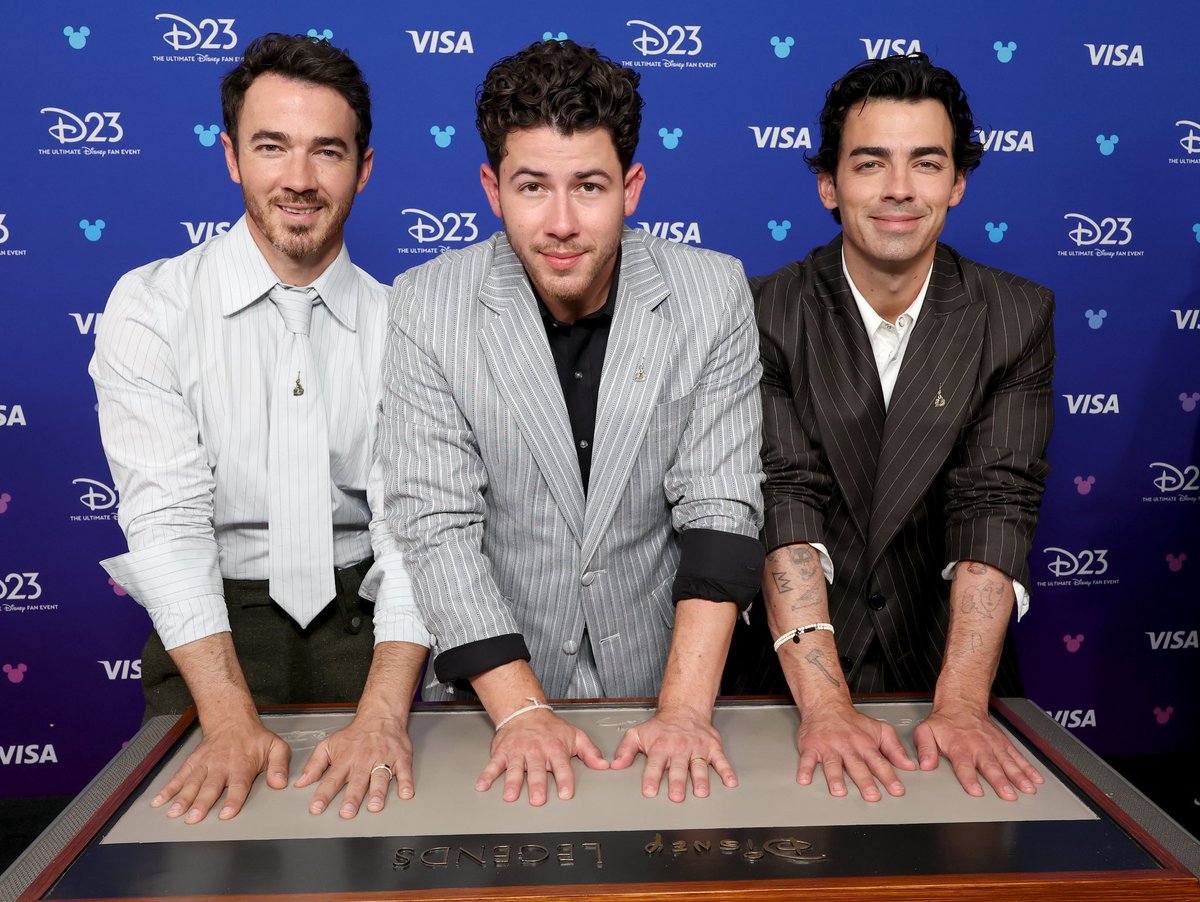 solelynostalgia's tweet photo. the jonas brothers are officially disney legends!! https://t.co/cgpOcqTdCK
