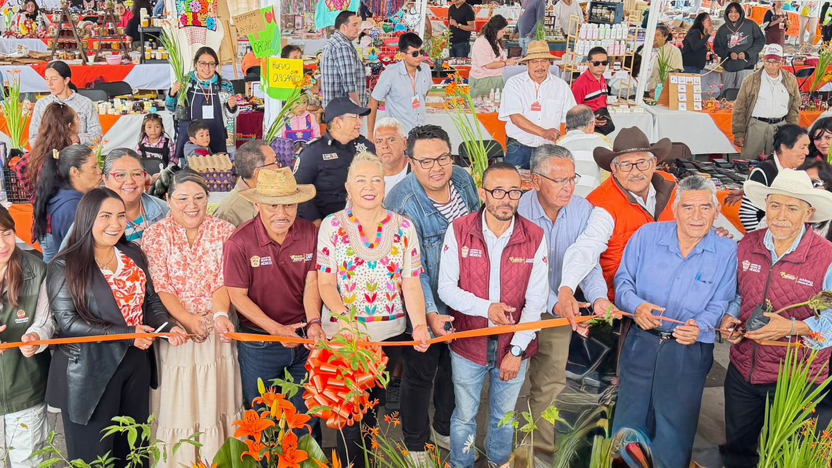 NDP_Noticias's tweet photo. Destina @GelyPresidenta más de 11 MDP para impulsar al sector productivo ✅ Refrenda su compromiso con productores, artesanos y comerciantes en el marco de “Mi Tianguis Colibrí” 🦋

Conoce más ⬇️
🔗https://t.co/lOyafNoOd9 🌐

#ApoyoAlCampo #EconomíaLocal #CompromisoConLaGente https://t.co/lTLl3etZjy