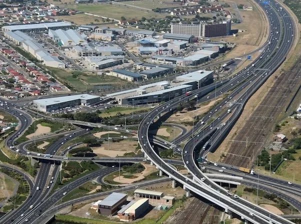 AfricaFirsts's tweet photo. No African country has more than 300,000 km of roads, except South Africa 🇿🇦 with a road network spanning 750,000 km. https://t.co/QOMgrUDL5P