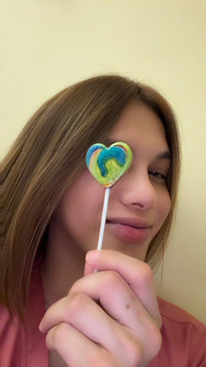 Julie06pt's tweet photo. i like lollipop 🍭 https://t.co/fAtt722NYW