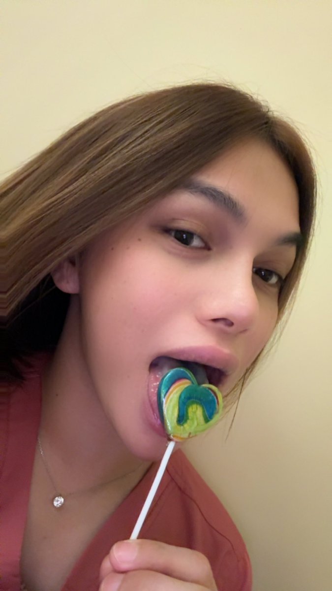 Julie06pt's tweet photo. i like lollipop 🍭 https://t.co/fAtt722NYW