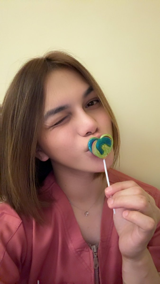 Julie06pt's tweet photo. i like lollipop 🍭 https://t.co/fAtt722NYW