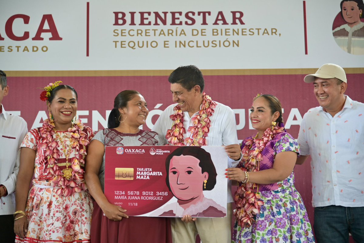 salomonj's tweet photo. Con la entrega de la Tarjeta Margarita Maza, apoyamos a las jefas de familia de Santo Domingo #Tehuantepec. 🙌🏼

Entregamos este programa a más de 800 beneficiarias, quienes ahora cuentan con el acompañamiento de nuestro gobierno para alcanzar sus objetivos y generar bienestar para sus familias.

Gracias por ser parte de la transformación de nuestro estado. 🫂