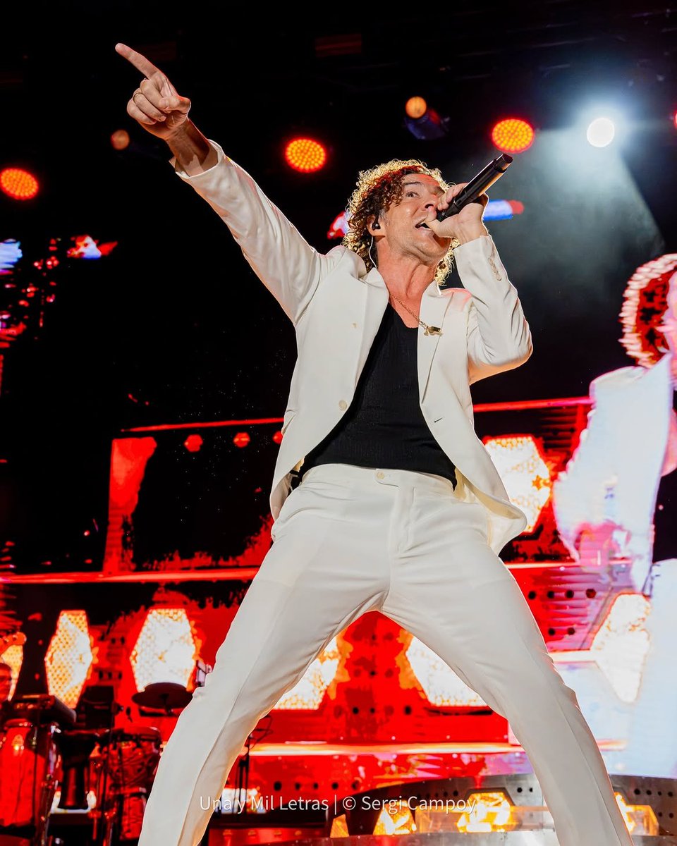 FCDavidBisbalUY's tweet photo. DAVID BISBAL EN BARCELONA 🌊 Ayer fue el turno de @davidbisbal de brillar en @portaferradafestival y wow! 
📹 @campoy.producctions

@unaymilletras vía instagram 

 @umuruguay @umargentina @universalspain @gtstalentspain 
#david #bisbal #portaferrada #davidbisbal https://t.co/XRlPVq6PUN