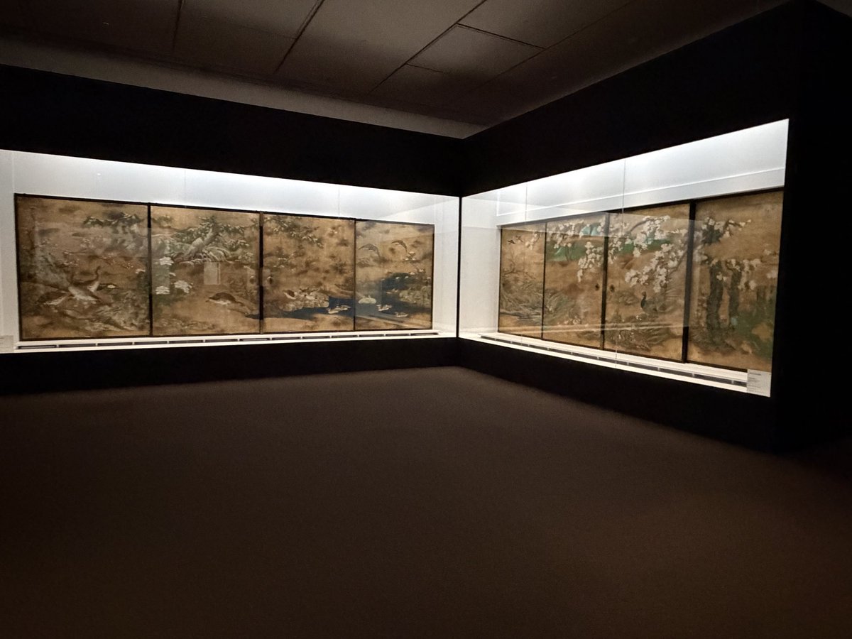 s_satomi's tweet photo. 金曜日の夜間に大英博物館展にいってました。
夜間に行ったおかげでかなり空いてた！と思う。2枚目の写真が撮れる程度には空いてました。
1番びっくりしたのは状態の良い写楽かなぁー。白をわざわざ刷ってるのはびっくりした。知らなかった。無知。 https://t.co/2NTx1yWZyz