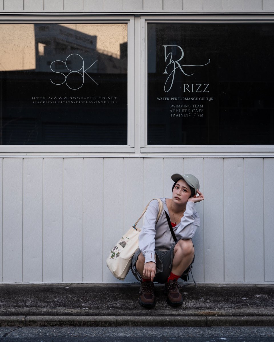 tonariLens's tweet photo. 「街角の余白」

街の音から、少し離れて。

model ：@mtmm_tw 
#ポートレート 
#ストリートフォト https://t.co/oW8Gv4y4rS