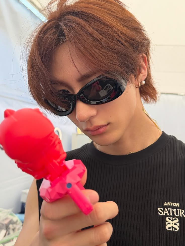 i4tigrr's tweet photo. sobre mim. 

• idade: 25
• gênero: masc
• comida fav: churrascos 
• aniversário: 1402
• altura: 1,85
• sexualidade: bi
• pets: se for contar o Shiro, 1
• piercings: 3(?)
• tattoos: 0
• cor fav: vermelho 
• status: solteiro https://t.co/9S2HlRdzAh