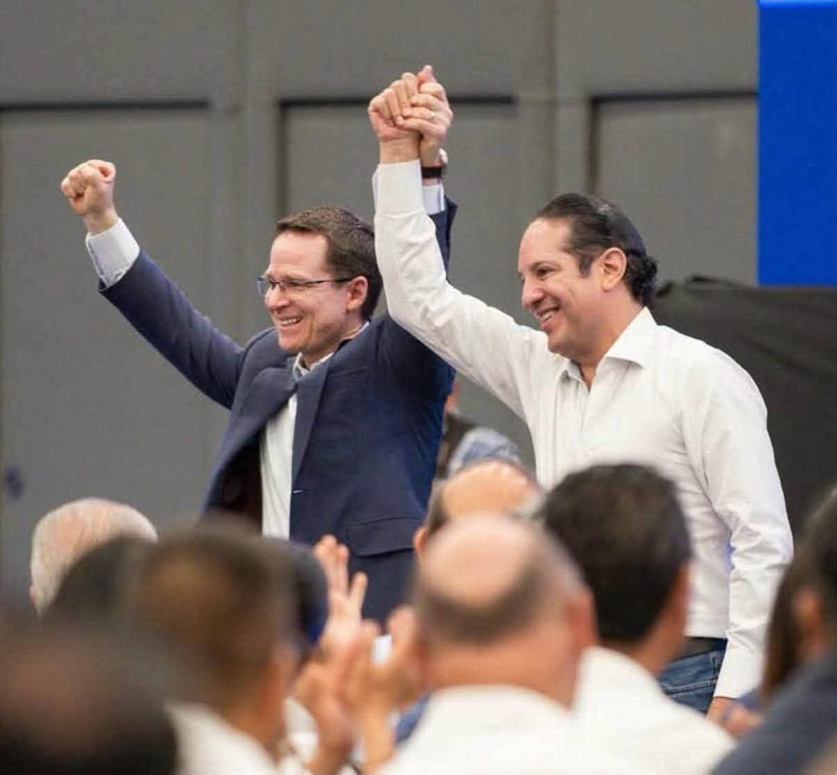 dakserelin98149's tweet photo. Pancho Domínguez traicionó a Luis Nava y Agustín Dorantes!
detrás de esta foto el mensaje ya está muy claro Felifer será el candidato del pan para la gubernatura y con esto le ganan por ahora en la carrera del poder que ya se sentían candidatos ahora solo quedaría la confirmación https://t.co/W63rbBfelr